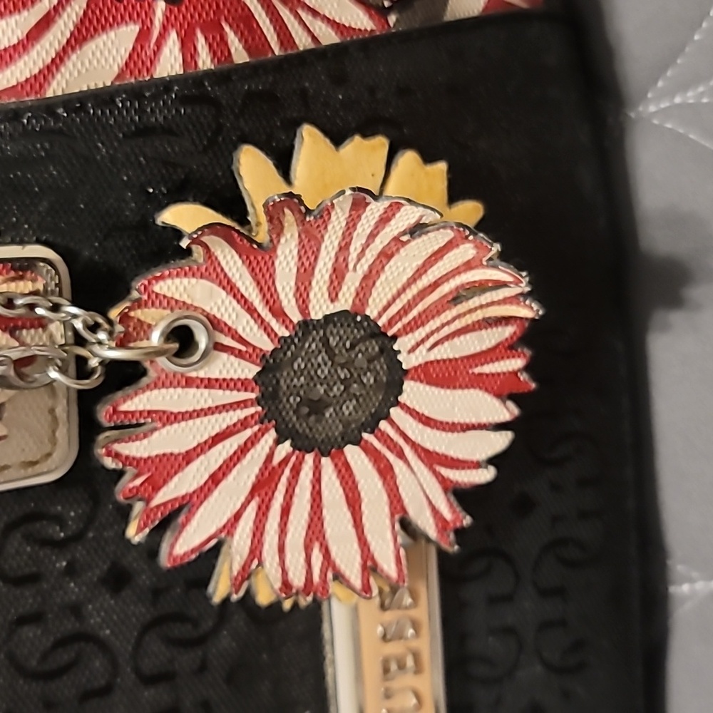 Guess purse - Picture 12 of 14